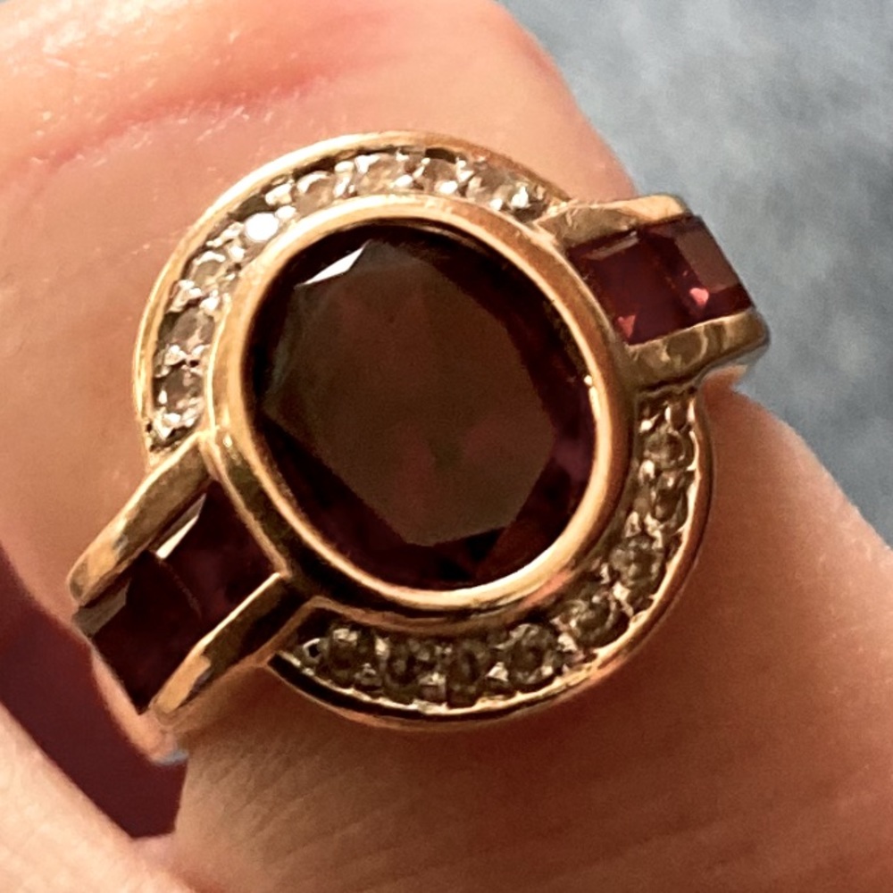Stunning garnet and diamond ring